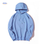 hoodie polaire simple avec coupe confort, porté par un modèle
