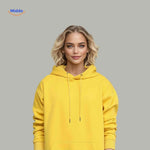 gros plan sur le hoodie polaire unisexe porté par un modèle