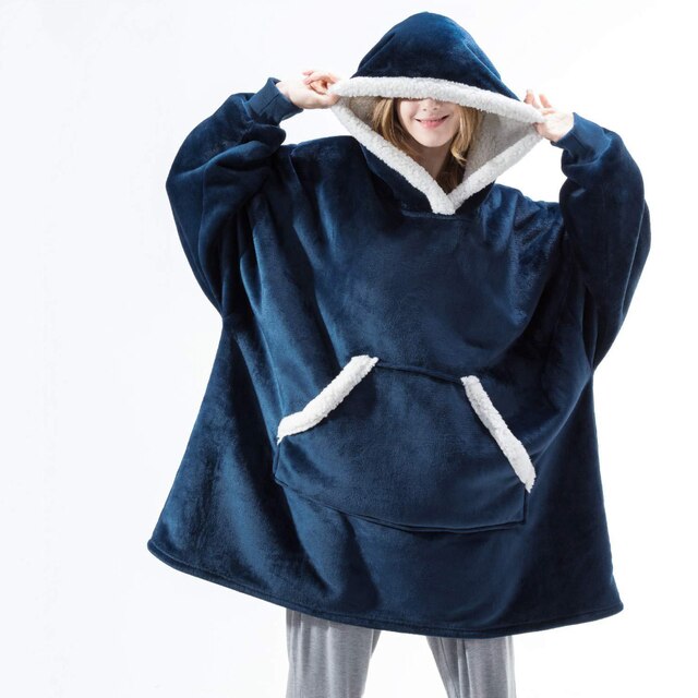 hoodie XXL sherpa fleece coloris bleu avec bordure blanche, vue de face en situation