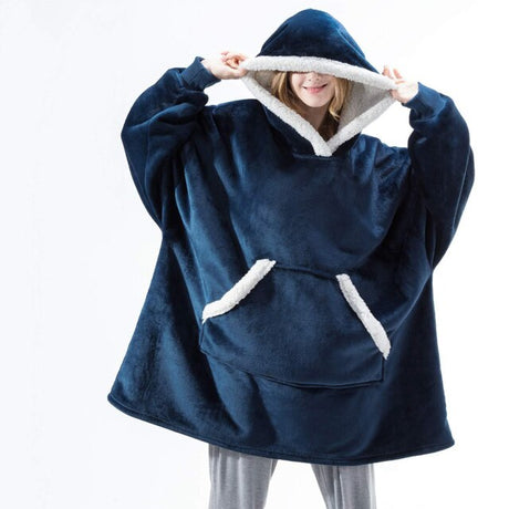 hoodie XXL sherpa fleece coloris bleu avec bordure blanche, vue de face en situation