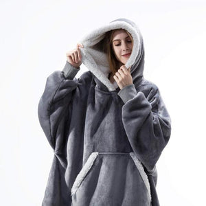 hoodie XXL sherpa fleece coloris gris avec bordure blanche, porté en situation