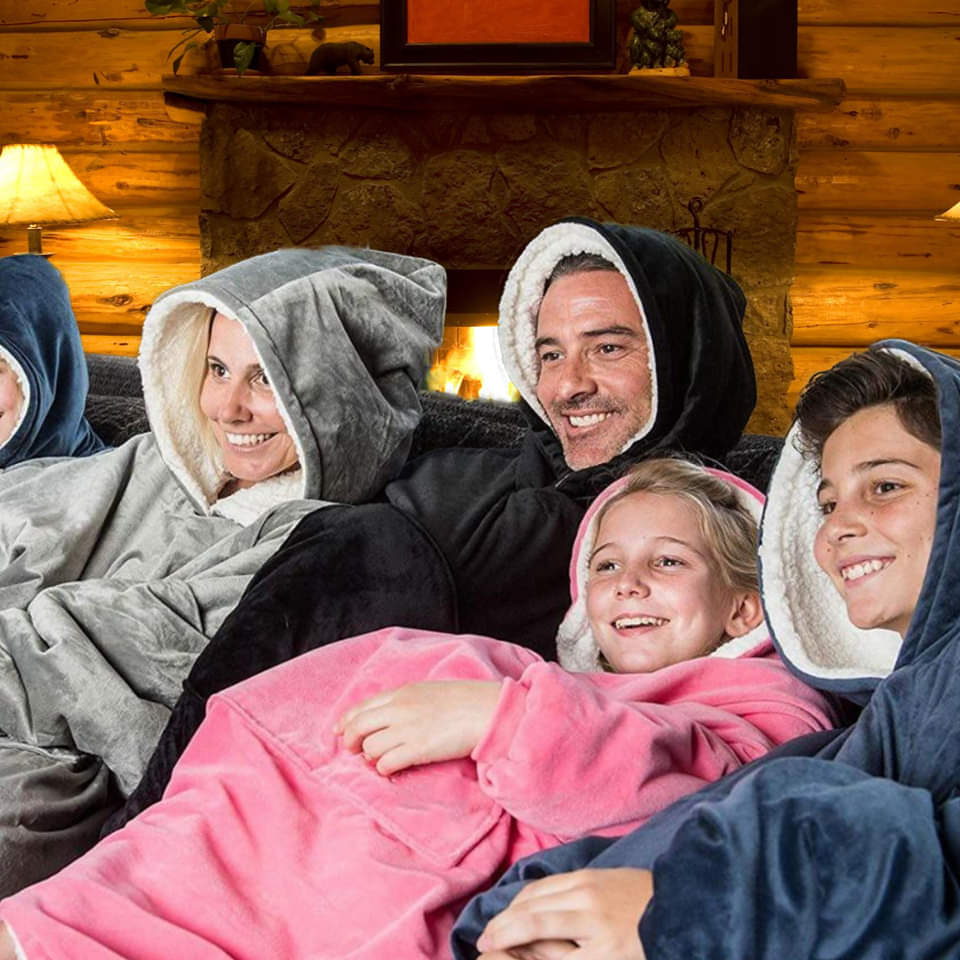 groupe de personnes portant des hoodies XXL sherpa fleece dans différents coloris, assis sur un canapé