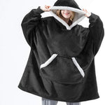 hoodie XXL sherpa fleece coloris noir avec bordure blanche, porté en situation