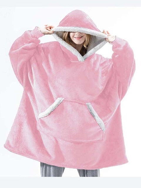 hoodie XXL sherpa fleece coloris rose pâle avec bordure blanche, porté en situation