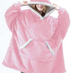hoodie XXL sherpa fleece coloris rose pâle avec bordure blanche, porté en situation