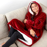 hoodie XXL sherpa fleece coloris rouge porté par une personne détendue sur le canapé