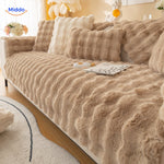 housse de canapé beige avec coussins assortis pour une atmosphère chaleureuse et naturelle