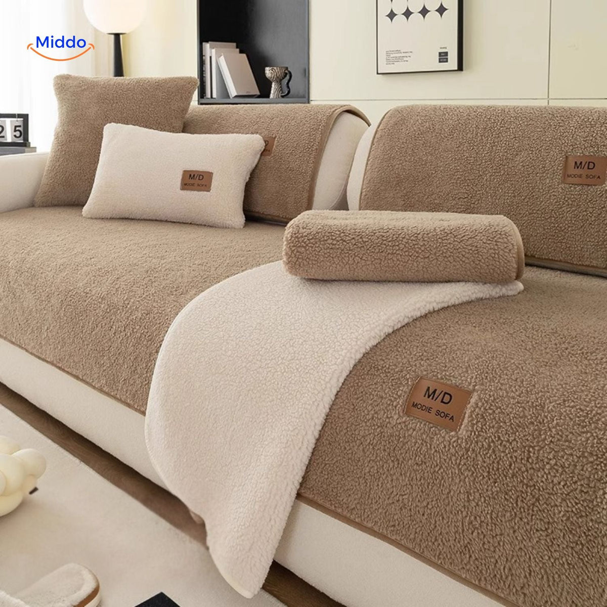 housse de canapé effet peau de mouton coloris beige avec plaids blancs moelleux