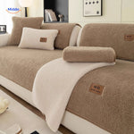 housse de canapé effet peau de mouton coloris beige avec plaids blancs moelleux