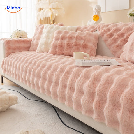 housse de canapé rose et blanche avec coussins coordonnés pour un salon cosy