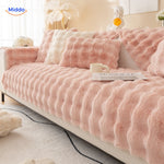 housse de canapé rose et blanche avec coussins coordonnés pour un salon cosy