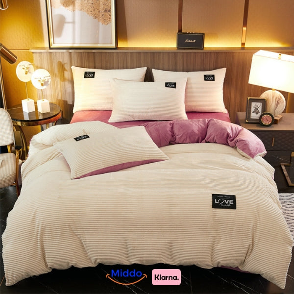 housse de couette en polaire blanc crème sur lit avec quatre oreillers dans une chambre cosy