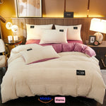 housse de couette en polaire blanc crème sur lit avec quatre oreillers dans une chambre cosy