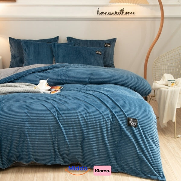 housse de couette en polaire bleu clair sur lit élégant avec livres et tasse de café