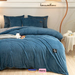 housse de couette en polaire bleu clair sur lit élégant avec livres et tasse de café