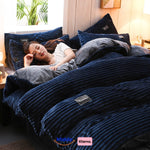 femme endormie sous une housse de couette en polaire bleu marine confortable et chaude