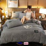 housse de couette en polaire grise dans une chambre moderne avec lampe de lecture et magazine