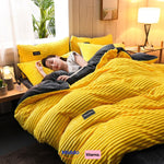 femme endormie dans un lit avec housse de couette en polaire jaune chaude et douce
