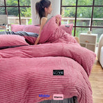 housse de couette en polaire rose sur lit avec une femme, grandes fenêtres lumineuses