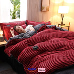 femme endormie dans un lit avec housse de couette en polaire rouge ultra chaude