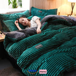 femme endormie sous une housse de couette en polaire vert foncé douce et chaleureuse