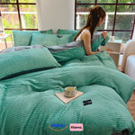 femme qui profite de sa housse de couette en polaire vert jade dans une chambre lumineuse