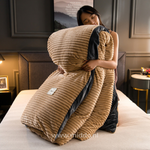 femme présentant la housse de couette en velours polaire beige pliée avec la couette à l'intérieur, sur un lit