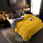 housse de couette en velours polaire jaune sur un lit dans une chambre romantique et chaleureuse