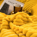 gros plan sur la texture douce et soyeuse de la housse de couette en velours polaire jaune