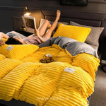 housse de couette en velours polaire posee sur un lit, confort optimal pour nuits froides