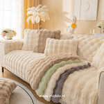 canapé beige avec housses de meubles en plusieurs coloris, coussins et décorations inclus