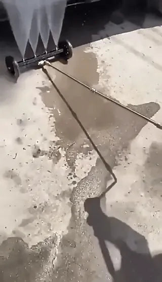 jet d'eau puissant du nettoyeur de châssis qui élimine boue et saleté du dessous de la voiture