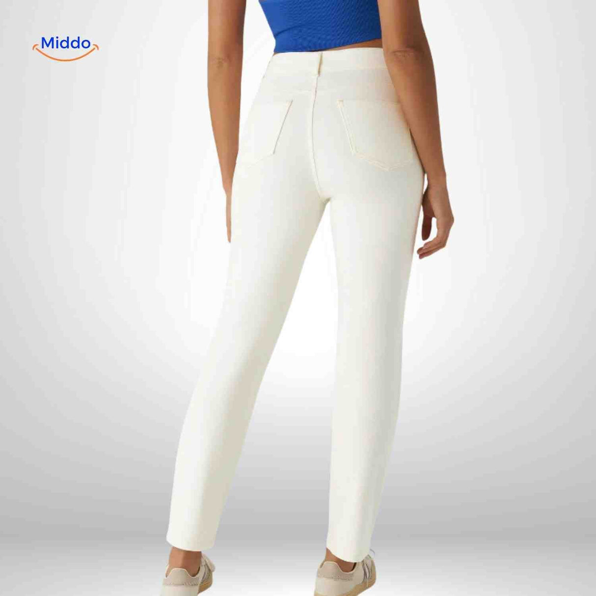 jean skinny femme blanc vue arrière, coupe moulante taille haute pour un style moderne et élégant