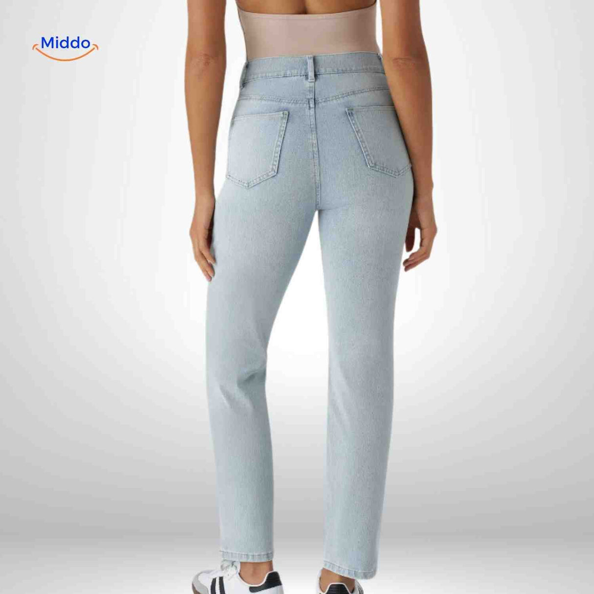 jean femme taille haute bleu clair vue arrière, coupe ajustée et poches arrière pour un look soigné