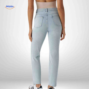 jean femme taille haute bleu clair vue arrière, coupe ajustée et poches arrière pour un look soigné