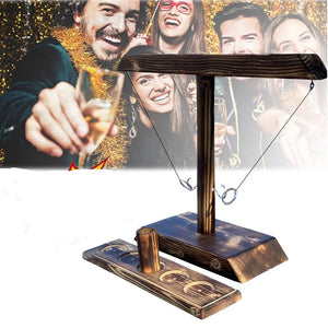 jeu de lancer d'anneaux en bois lors d'une fête animée en intérieur