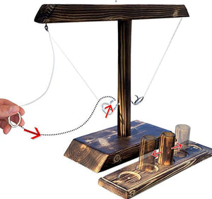 anneau en bois en plein vol lors d'une partie du jeu de lancer d'anneaux
