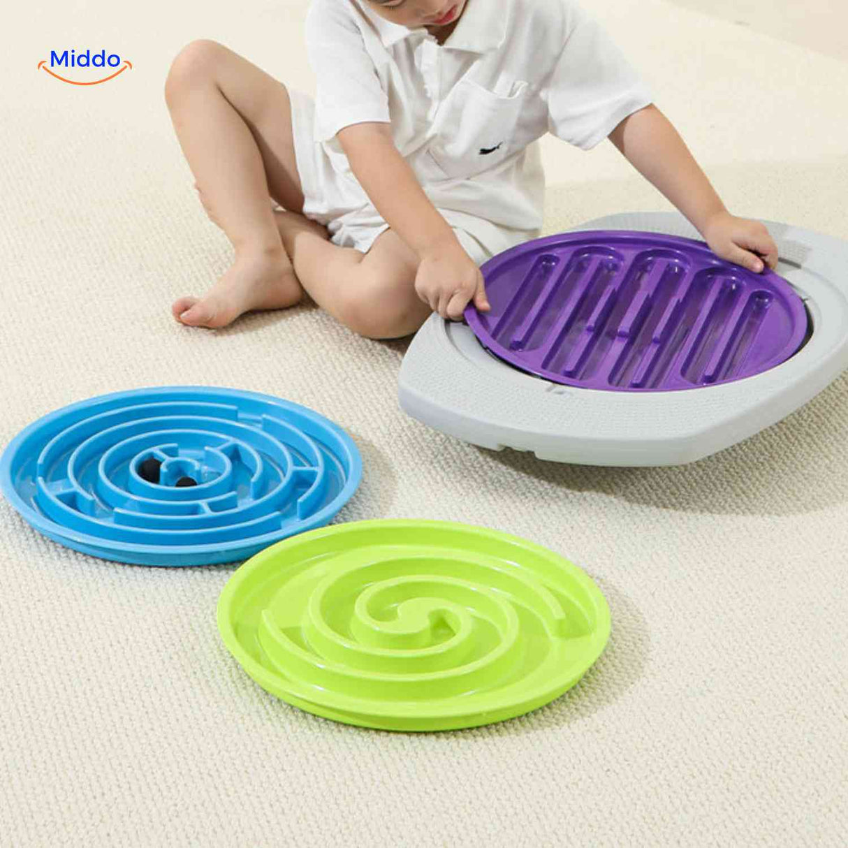 enfant changeant les disques labyrinthe mauves, verts et bleus du jeu d'equilibre balancio