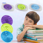 enfant concentre sur le jeu d'equilibre balancio avec options labyrinthe pour jouer a la maison