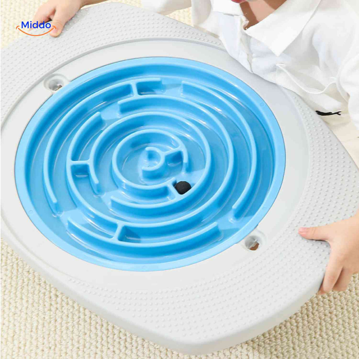enfant jouant avec le disque labyrinthe spirale bleu du jeu d'equilibre balancio
