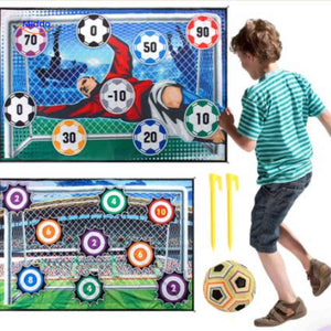 enfant marquant des points avec le jeu de tir au football
