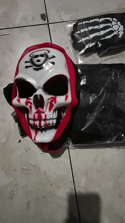 kit halloween complet incluant masque crâne, gants squelette et cape noire à capuche