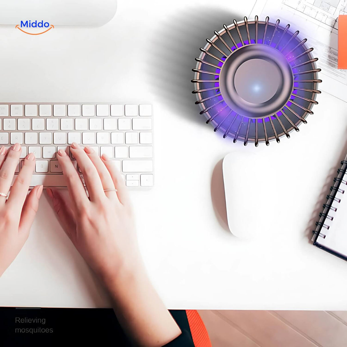 lampe anti-moustiques électrique posée sur un bureau d'ordinateur en fonctionnement