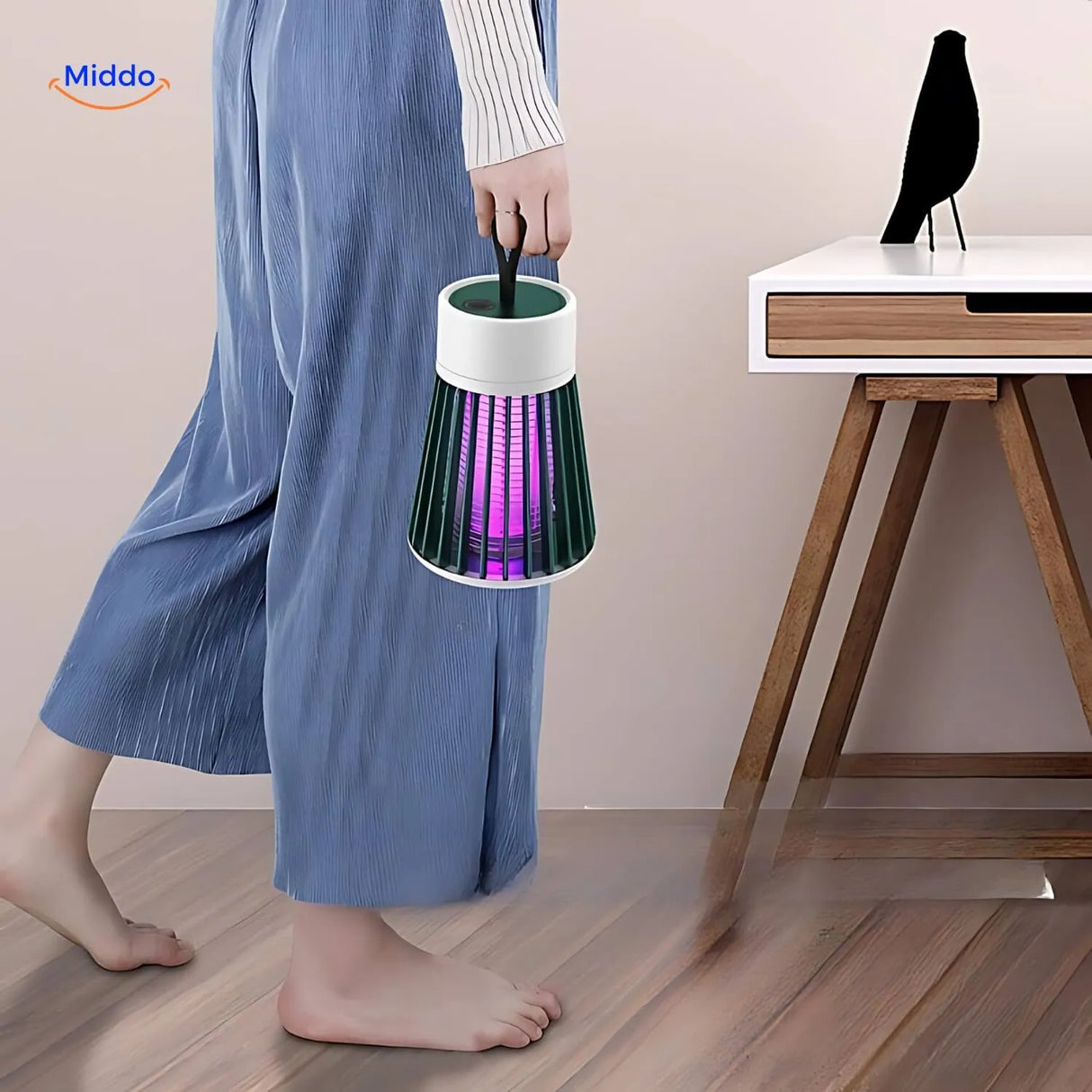lampe anti-moustiques instazap tenue dans une main, format portable compact