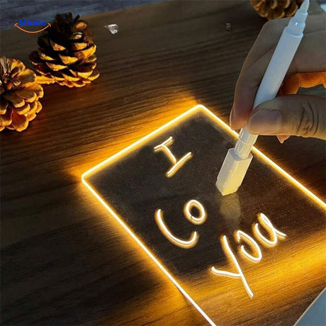 écriture d'un texte au marqueur sur le panneau lumineux effaçable de la lampe de bureau