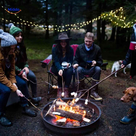 lampe de camping creant une atmosphere chaleureuse autour du feu et en soiree