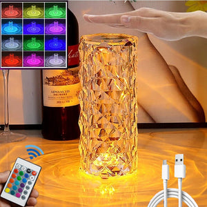 lampe cristal affichant 16 couleurs personnalisables grâce à la technologie 3D intégrée