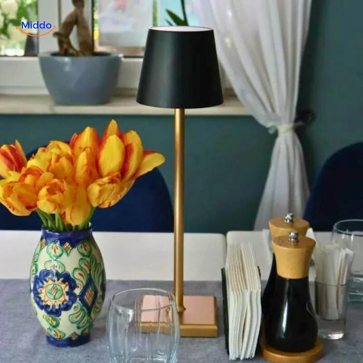 lampe de table led noire au design épuré et minimaliste, idéale pour salon ou bureau