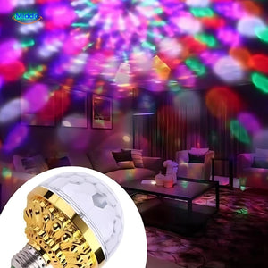 lampe disco LED rotative magicball en situation dans un salon avec effets de lumière colorés