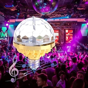 lampe disco LED magicball projetant des couleurs dans une salle de fête lors d'une soirée